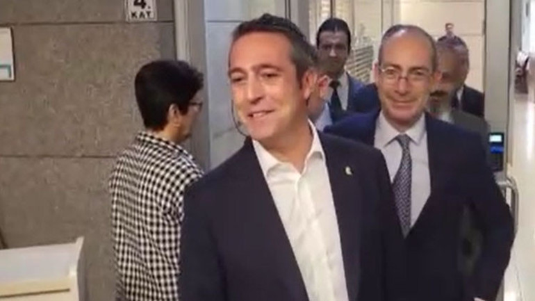 Fenerbahçe Başkanı Ali Koç, Selahattin Bakiye destek amacıyla adliyeye geldi