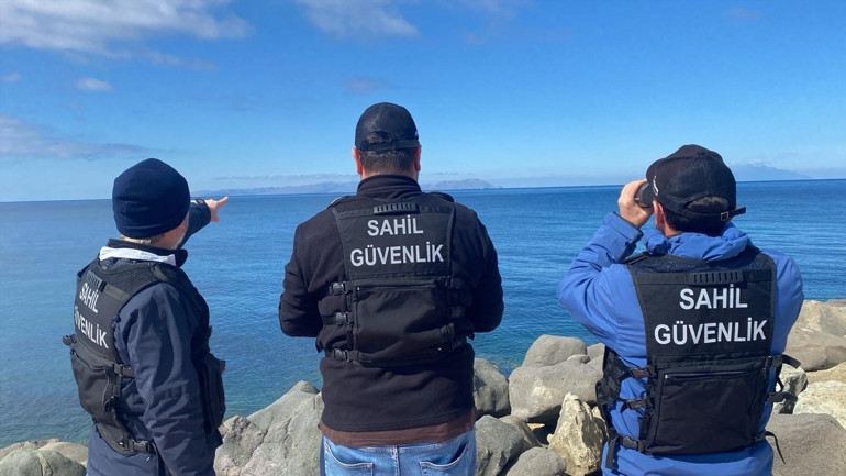 Çanakkalede göçmenleri taşıyan bot battı 7si çocuk 22 kişi hayatını kaybetti