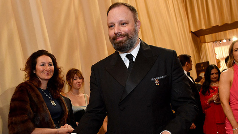 Güzel yıldız üçüncü Oscar’ına göz kırpıyor… Emma Stone büyük zaferinin ardından Yorgos Lanthimos’la yeniden bir arada