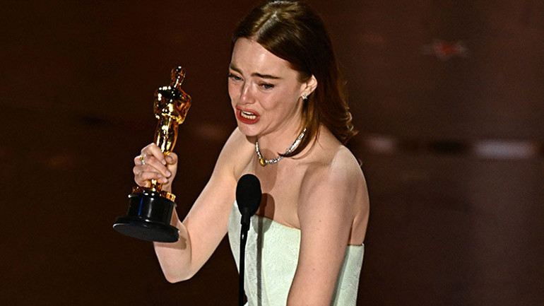Güzel yıldız üçüncü Oscar’ına göz kırpıyor… Emma Stone büyük zaferinin ardından Yorgos Lanthimos’la yeniden bir arada
