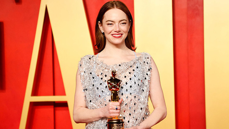 Güzel yıldız üçüncü Oscar’ına göz kırpıyor… Emma Stone büyük zaferinin ardından Yorgos Lanthimos’la yeniden bir arada