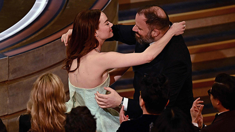 Güzel yıldız üçüncü Oscar’ına göz kırpıyor… Emma Stone büyük zaferinin ardından Yorgos Lanthimos’la yeniden bir arada