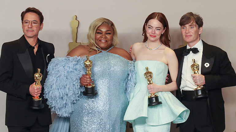 Güzel yıldız üçüncü Oscar’ına göz kırpıyor… Emma Stone büyük zaferinin ardından Yorgos Lanthimos’la yeniden bir arada