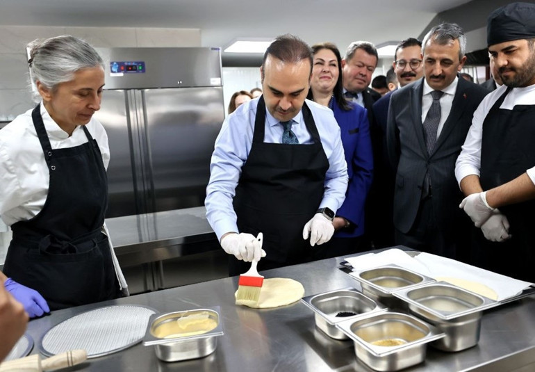 Bakan Kacır, Ramazan pidesi yaptı