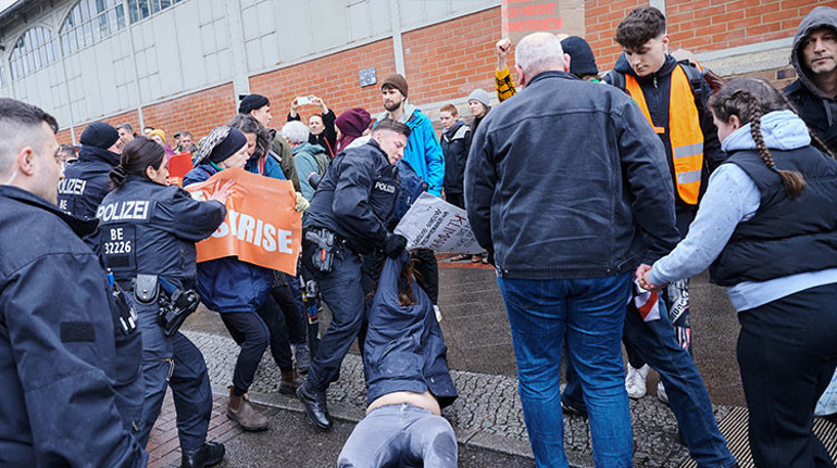 Bu kez sadece slogan atıp yürüdüler