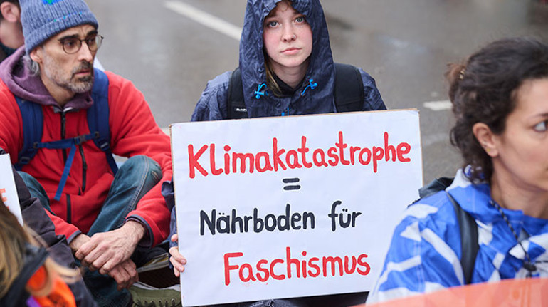 Bu kez sadece slogan atıp yürüdüler