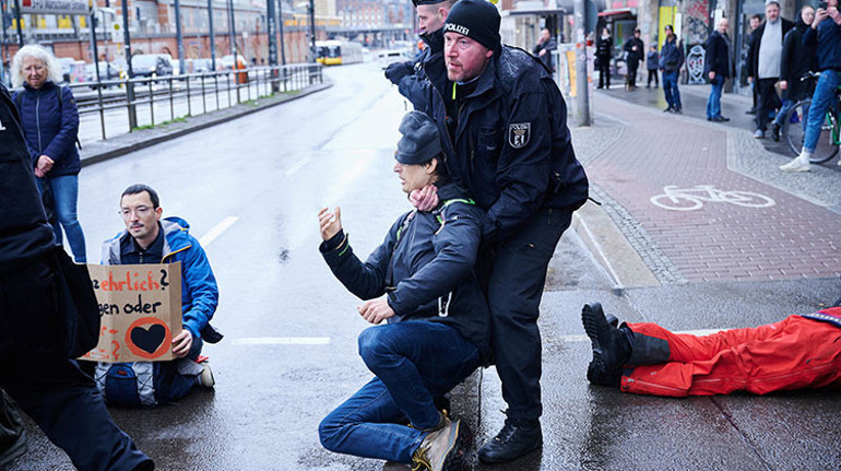 Bu kez sadece slogan atıp yürüdüler