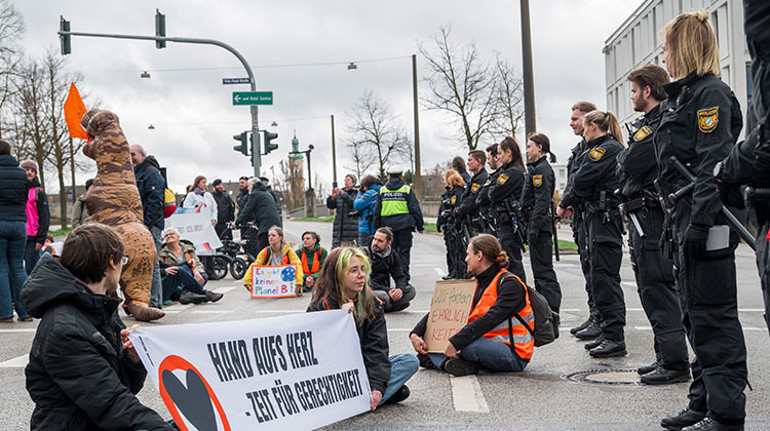 Bu kez sadece slogan atıp yürüdüler