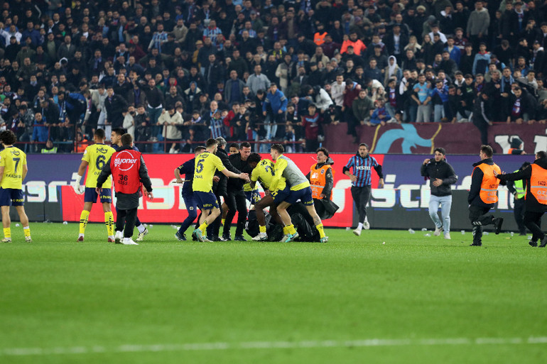 Trabzonspor - Fenerbahçe maçında ihmaller zinciri Korner direği söküldü, taraftar sahaya girdi, bıçak çekildi, tekmeler, yumruklar havada uçuştu