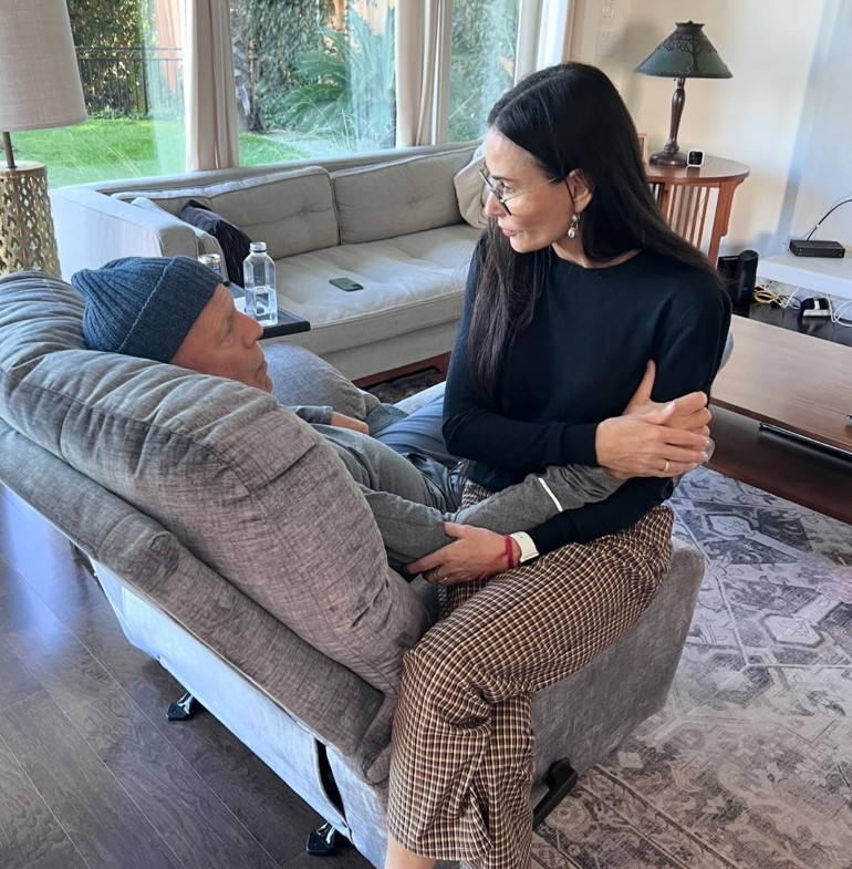 Bruce Willis çaresi olmayan hastalığın pençesinde bir yılı daha devirdi: Onun kucağı bu koca dünyanın en güvenli yeridir