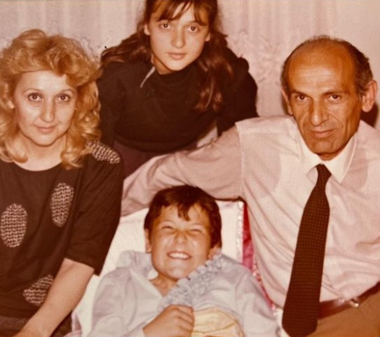 13 yaşına kadar köyde yaşadım demişti... O şimdi Türkiyenin tanıdığı bir oyuncu