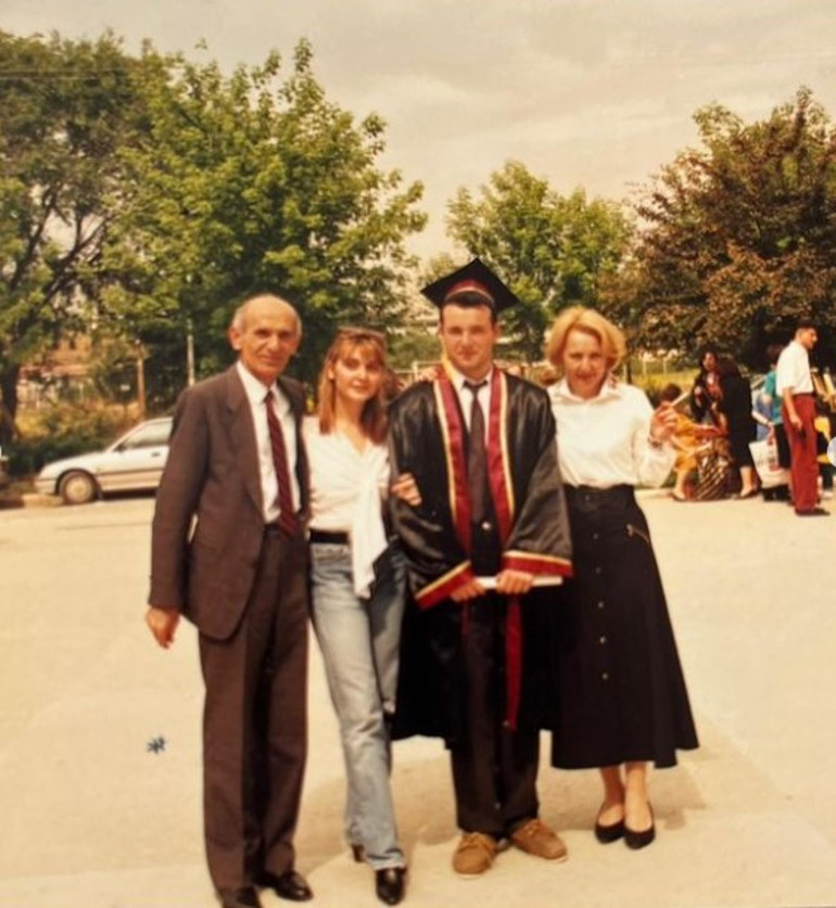 13 yaşına kadar köyde yaşadım demişti... O şimdi Türkiyenin tanıdığı bir oyuncu