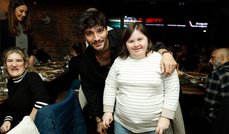 Mehmet Topal, Down sendromlular için verdiği iftarda sanat ve spor dünyasını buluşturdu