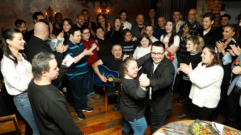Mehmet Topal, Down sendromlular için verdiği iftarda sanat ve spor dünyasını buluşturdu