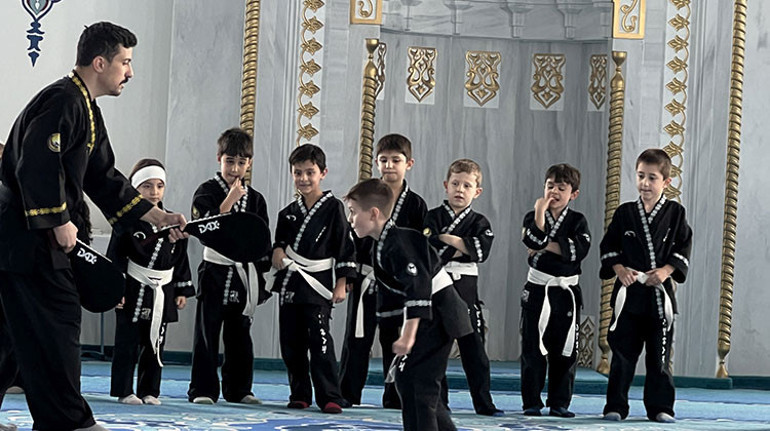 Almanya’da Türk ata sporunu öğretiyor