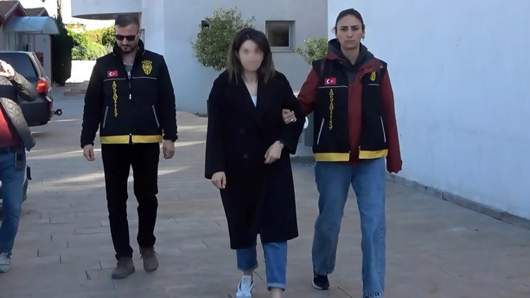 Akılalmaz tezgah: Mahkeme salonlarında fotoğraf çektirip paylaşmış Sahte avukat yakalandı