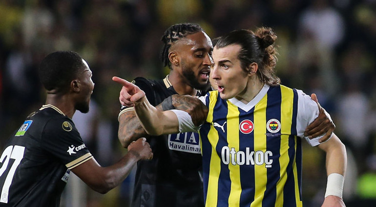 Ertuğrul Taşkırandan Fenerbahçe serzenişi: Bana ağır küfürler ettiler | Fenerbahçeli oyuncuların yaptığı hareketler doğru değil ama seyirciler sahaya girmemeli