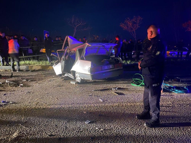 Antalyada feci kaza 3 kişi hayatını kaybetti