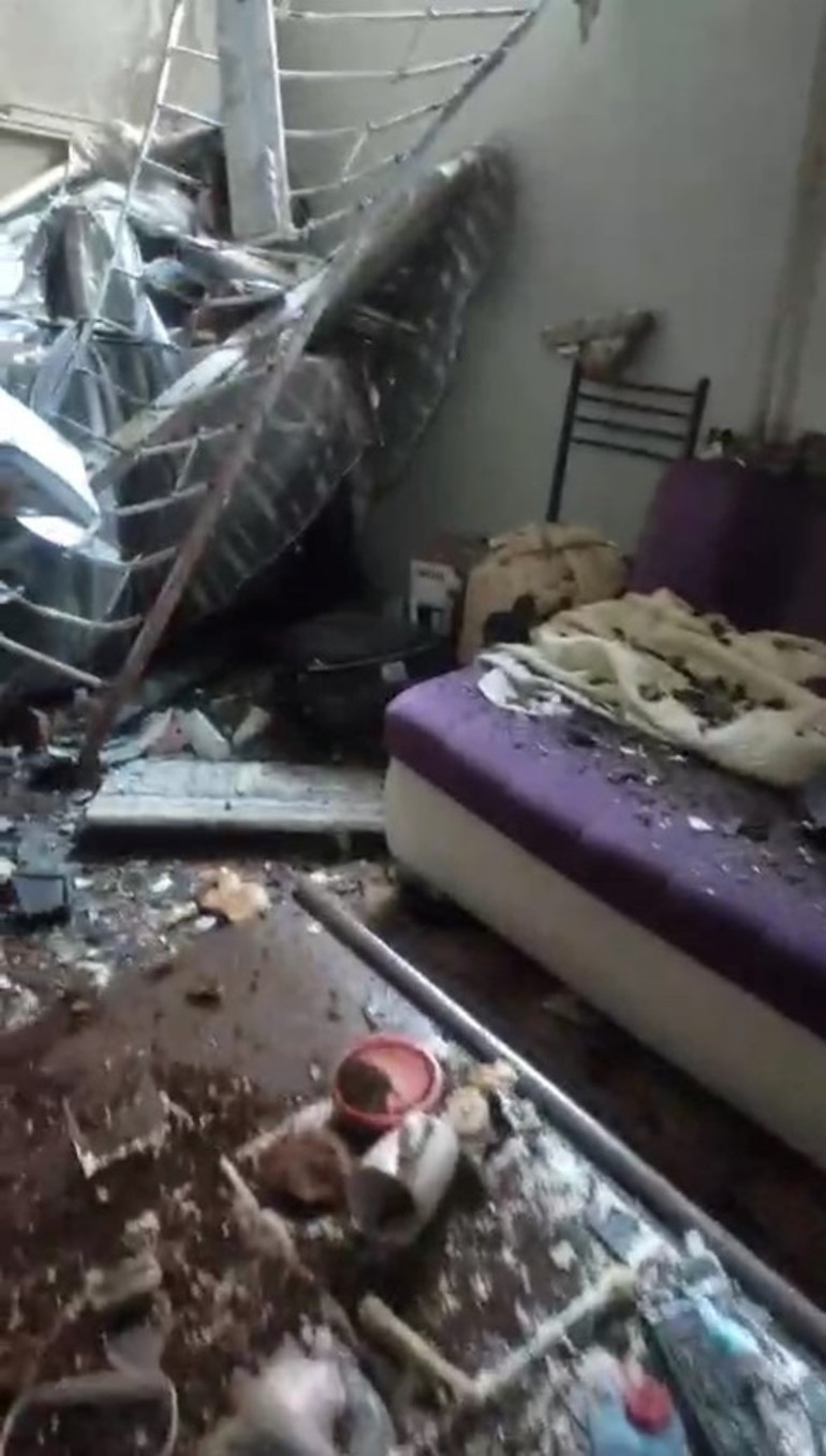 Fren ile gazı karıştıran sürücü dehşet saçtı: Kaldırımdaki kadını önüne alıp eve daldı