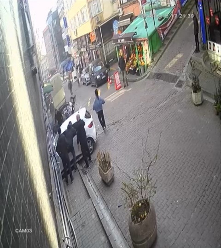 Fren ile gazı karıştıran sürücü dehşet saçtı: Kaldırımdaki kadını önüne alıp eve daldı