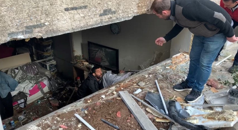 Fren ile gazı karıştıran sürücü dehşet saçtı: Kaldırımdaki kadını önüne alıp eve daldı