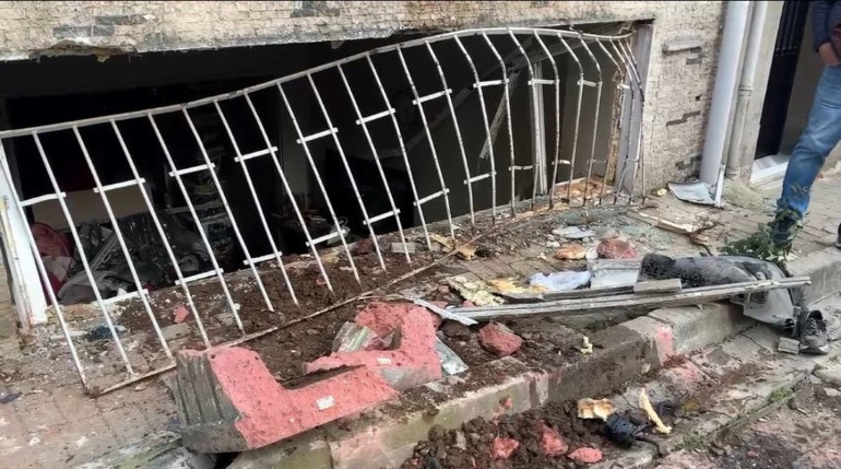 Fren ile gazı karıştıran sürücü dehşet saçtı: Kaldırımdaki kadını önüne alıp eve daldı