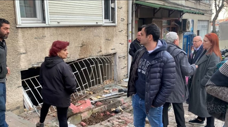 Fren ile gazı karıştıran sürücü dehşet saçtı: Kaldırımdaki kadını önüne alıp eve daldı