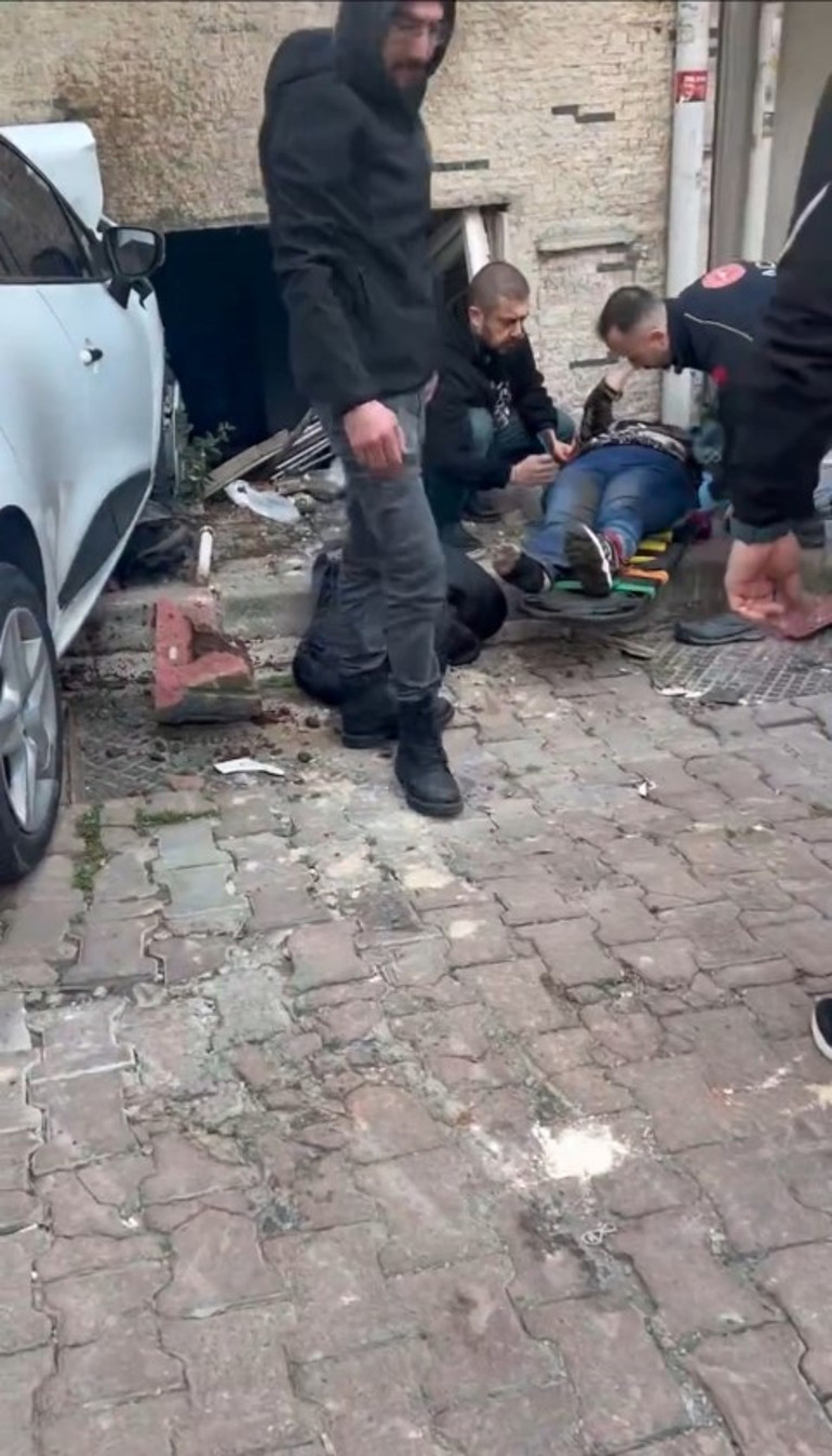Fren ile gazı karıştıran sürücü dehşet saçtı: Kaldırımdaki kadını önüne alıp eve daldı