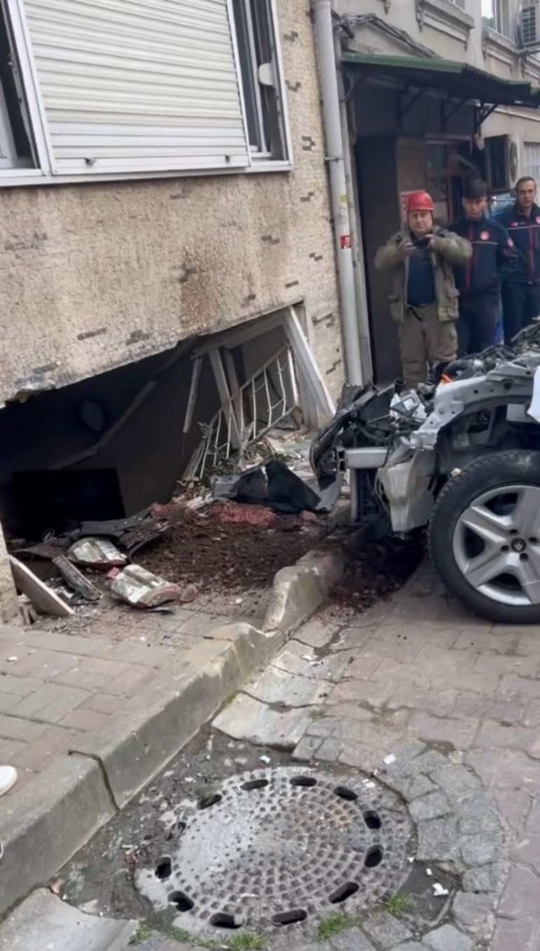 Fren ile gazı karıştıran sürücü dehşet saçtı: Kaldırımdaki kadını önüne alıp eve daldı