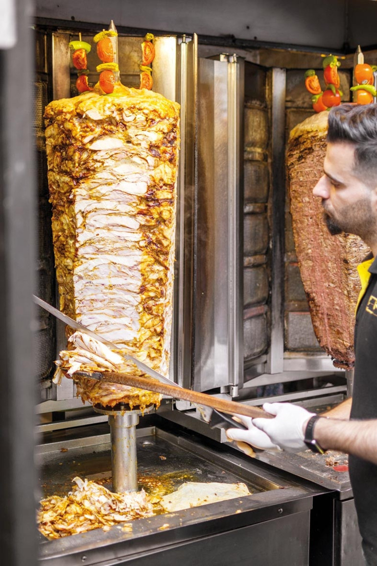 Döner ustası, protez tırnak uzmanı ve elektrikçi için haftalarca bekliyorlar... İşverenler onlar için sıraya girdi