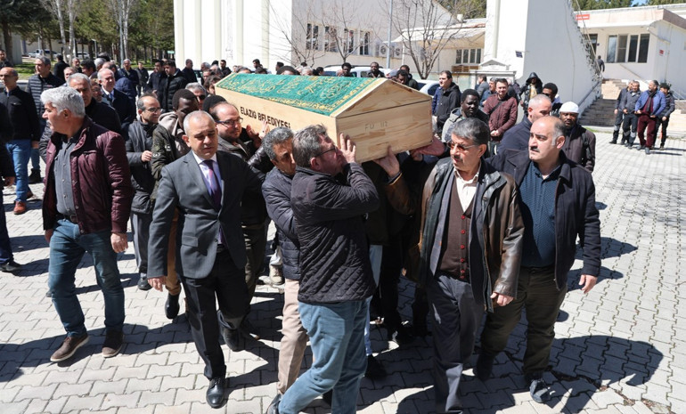 Üniversite, kimsesizler mezarlığına defnedilecek doktora öğrencisine sahip çıktı