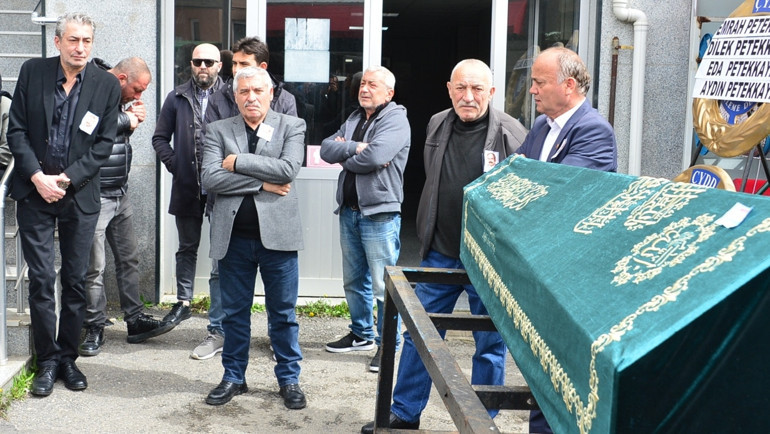 Ünlü oyuncu ayakta durmakta zorlandı... Babaya son bakış