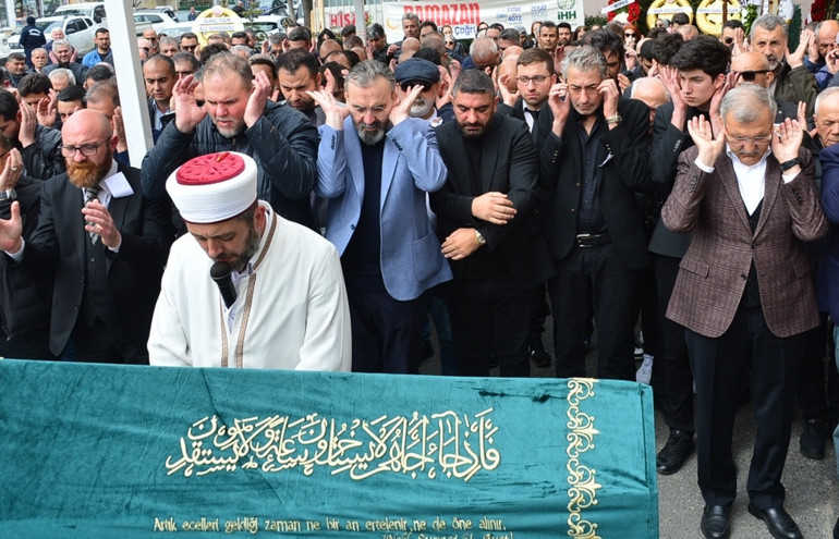 Ünlü oyuncu ayakta durmakta zorlandı... Babaya son bakış