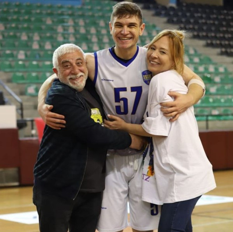 Usta oyuncunun büyük gururu Kızım onur belgesiyle mezun oldu