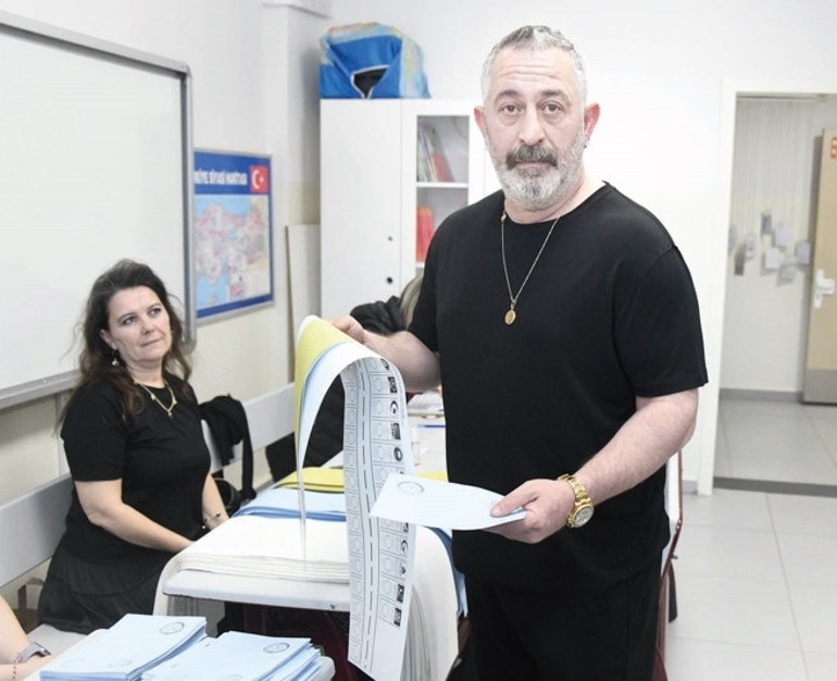 Ünlülerin sandık heyecanı