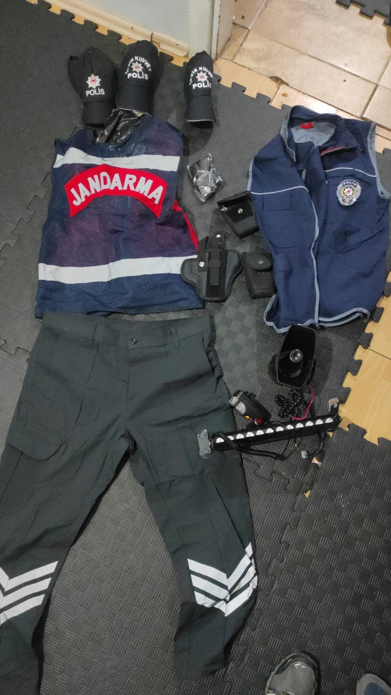 Saldırı hazırlığındaki iki terörist İstanbul’da yakalandı Jandarma ve polis kıyafeti ele geçirildi