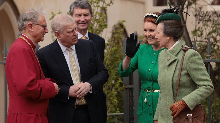 Kansere yakalanan Kral Charles’tan gövde gösterisi: Aile yeşil renge bürünerek desteğe geldi