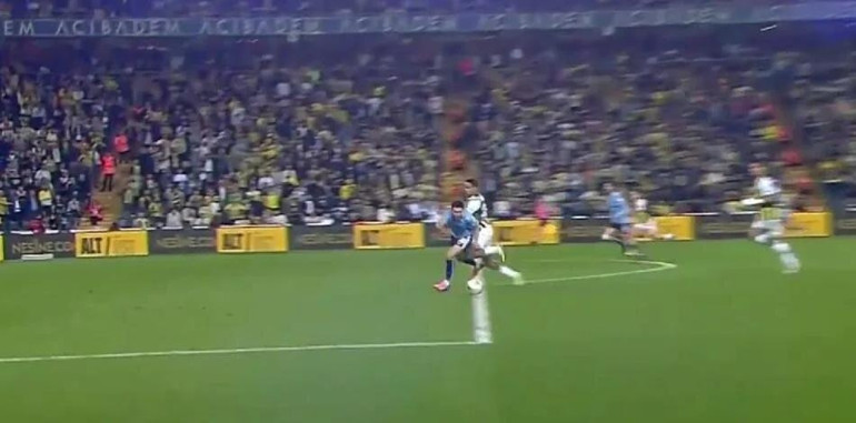 Fenerbahçe-Adana Demirspor maçındaki çok konuşulan pozisyon için ne dediler Kırmızı kart gerekir mi VAR karışamaz ama...