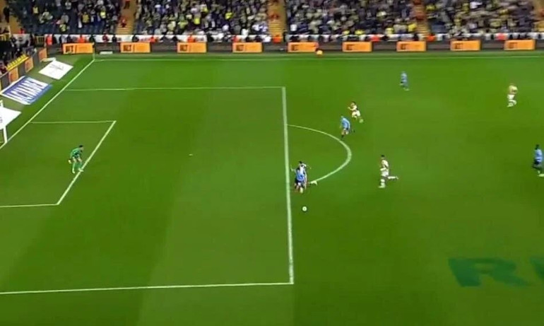 Fenerbahçe-Adana Demirspor maçındaki çok konuşulan pozisyon için ne dediler Kırmızı kart gerekir mi VAR karışamaz ama...