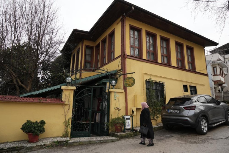 Evin içindeki türbe görenleri şaşkına çeviriyor