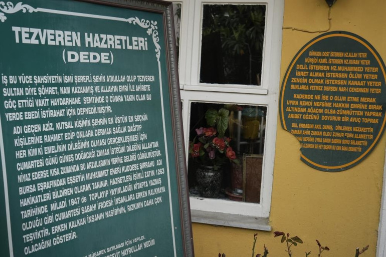 Evin içindeki türbe görenleri şaşkına çeviriyor