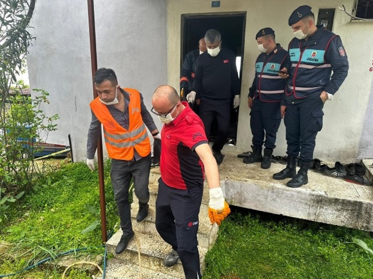 Mersinde kan donduran olay Anne ile oğlu evde, baba otomobilinde yanmış halde ölü bulundu