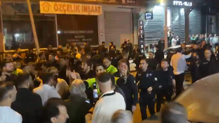 Sultangazide polis ile mahalle sakinleri arasında arbede... Çok sayıda kişi gözaltına alındı