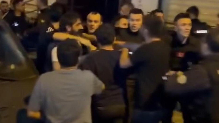 Sultangazide polis ile mahalle sakinleri arasında arbede... Çok sayıda kişi gözaltına alındı