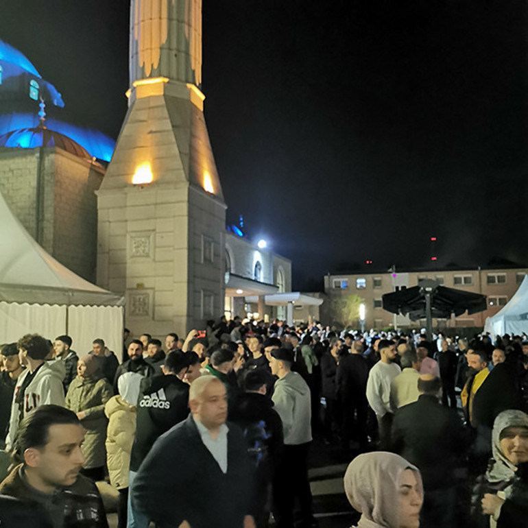 Camiler doldu taştı