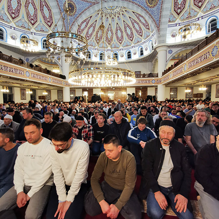 Camiler doldu taştı