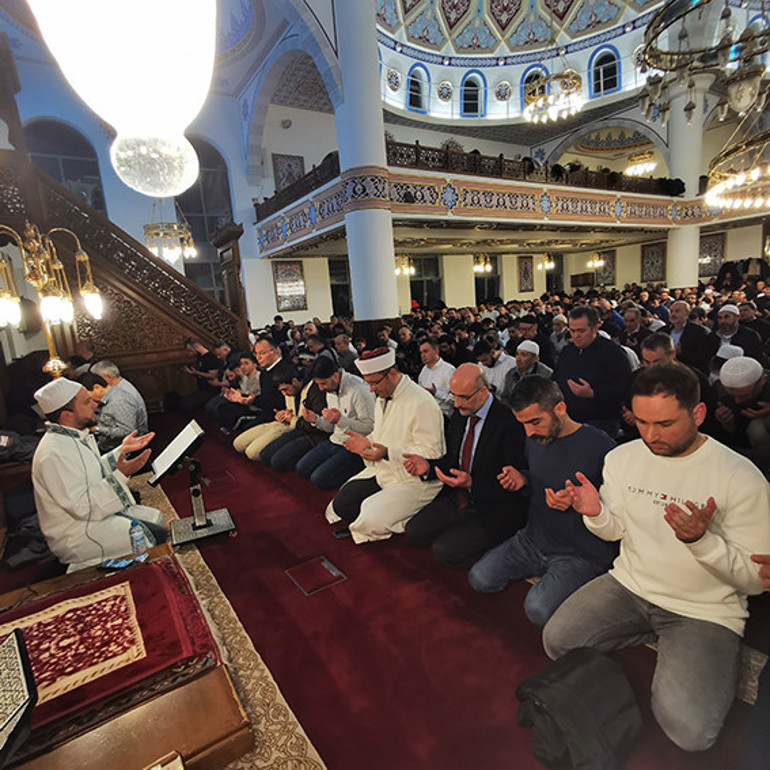 Camiler doldu taştı