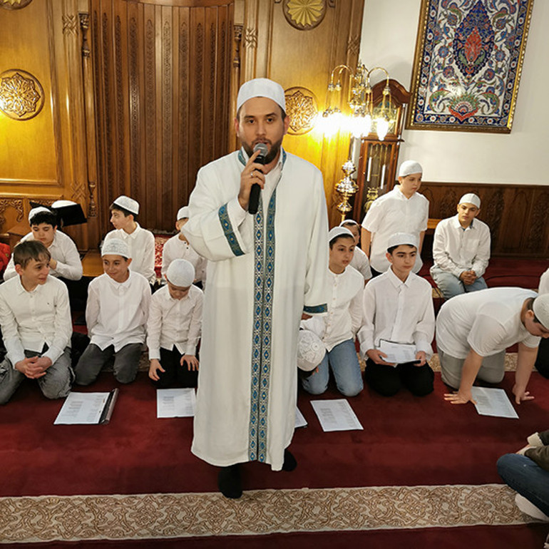 Camiler doldu taştı