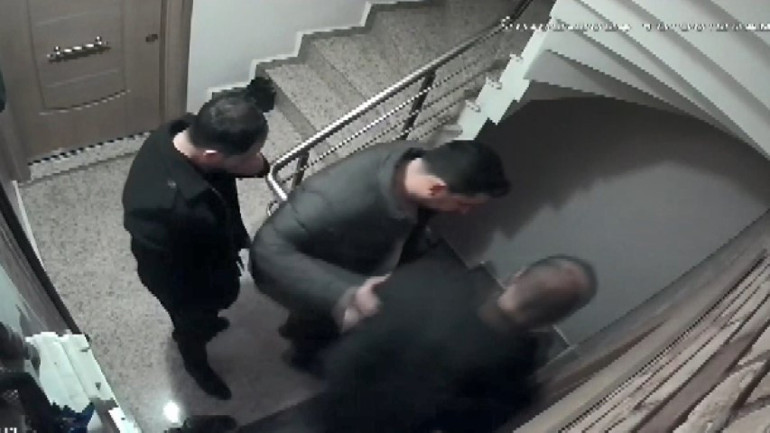 Aralarında polislerin de olduğu şebekeden akılalmaz tezgah: İş insanlarını evlerinden alıp tehditle para istediler...