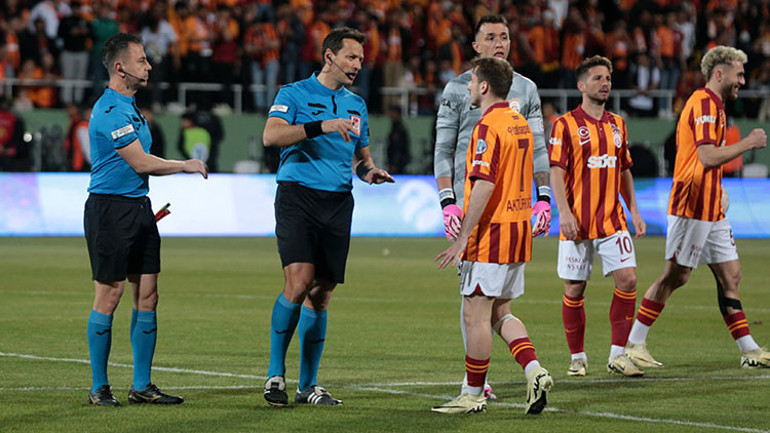 Süper Kupada tatil edilen Galatasaray - Fenerbahçe maçı için ağır eleştiri: Türk futbol tarihinin utanç sayfası | Üzerinizde cumhuriyetin 100. yılının ahı var
